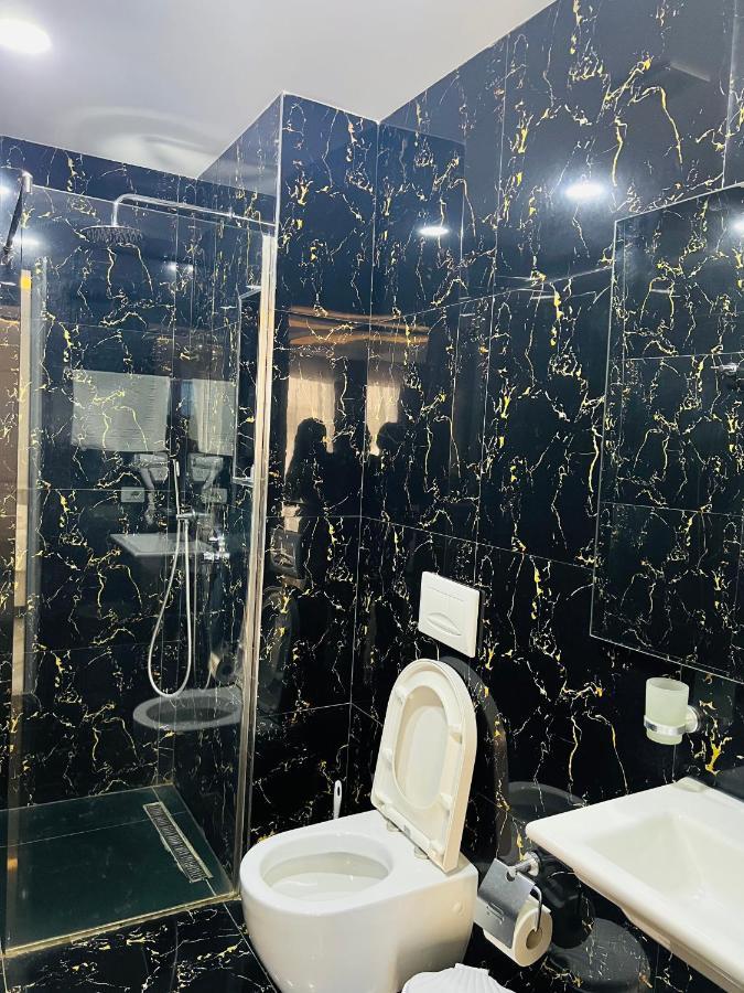 Ujvara Hotel Golem  Ngoại thất bức ảnh