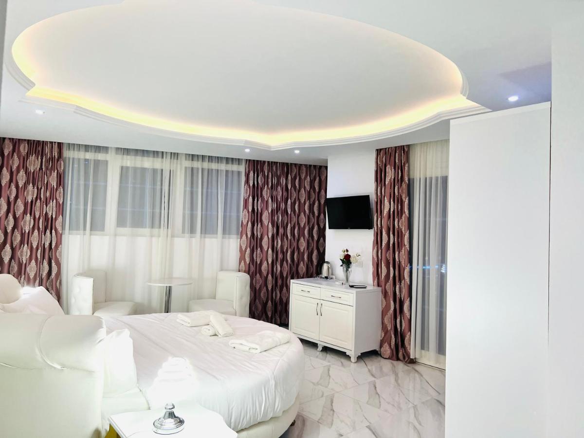 Ujvara Hotel Golem  Ngoại thất bức ảnh