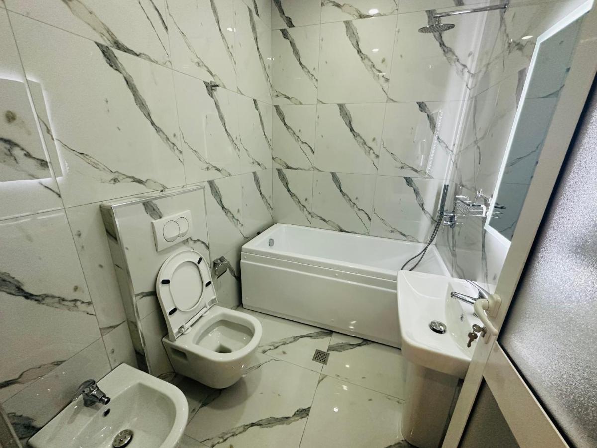 Ujvara Hotel Golem  Ngoại thất bức ảnh