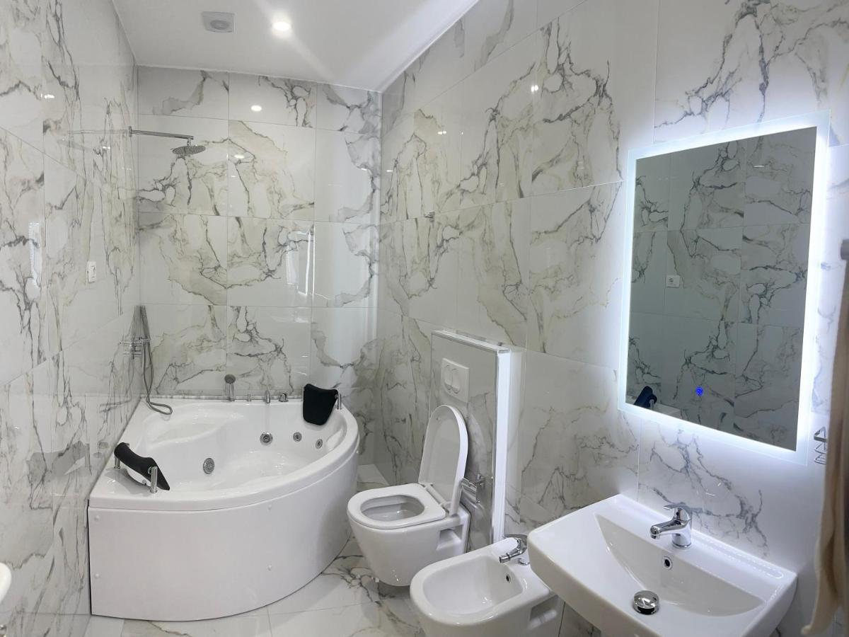 Ujvara Hotel Golem  Ngoại thất bức ảnh