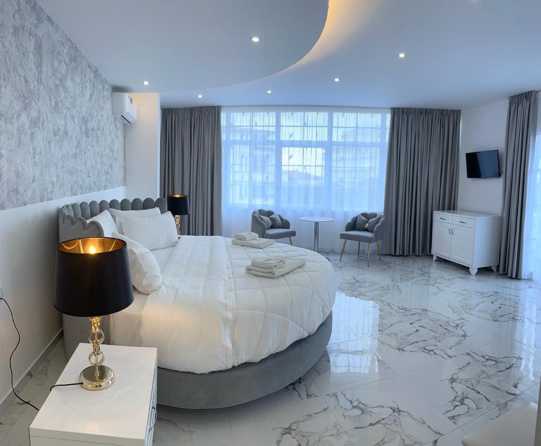 Ujvara Hotel Golem  Ngoại thất bức ảnh