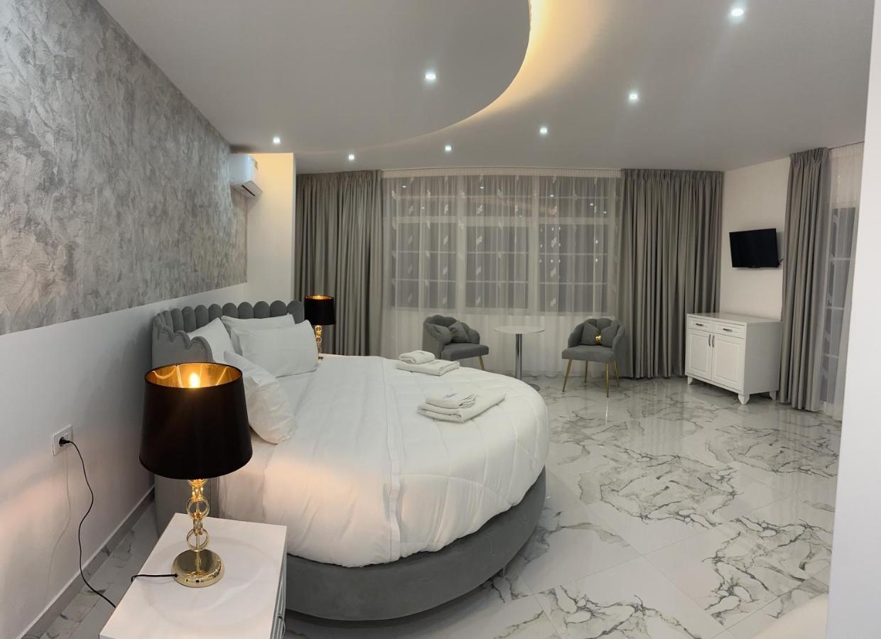 Ujvara Hotel Golem  Ngoại thất bức ảnh