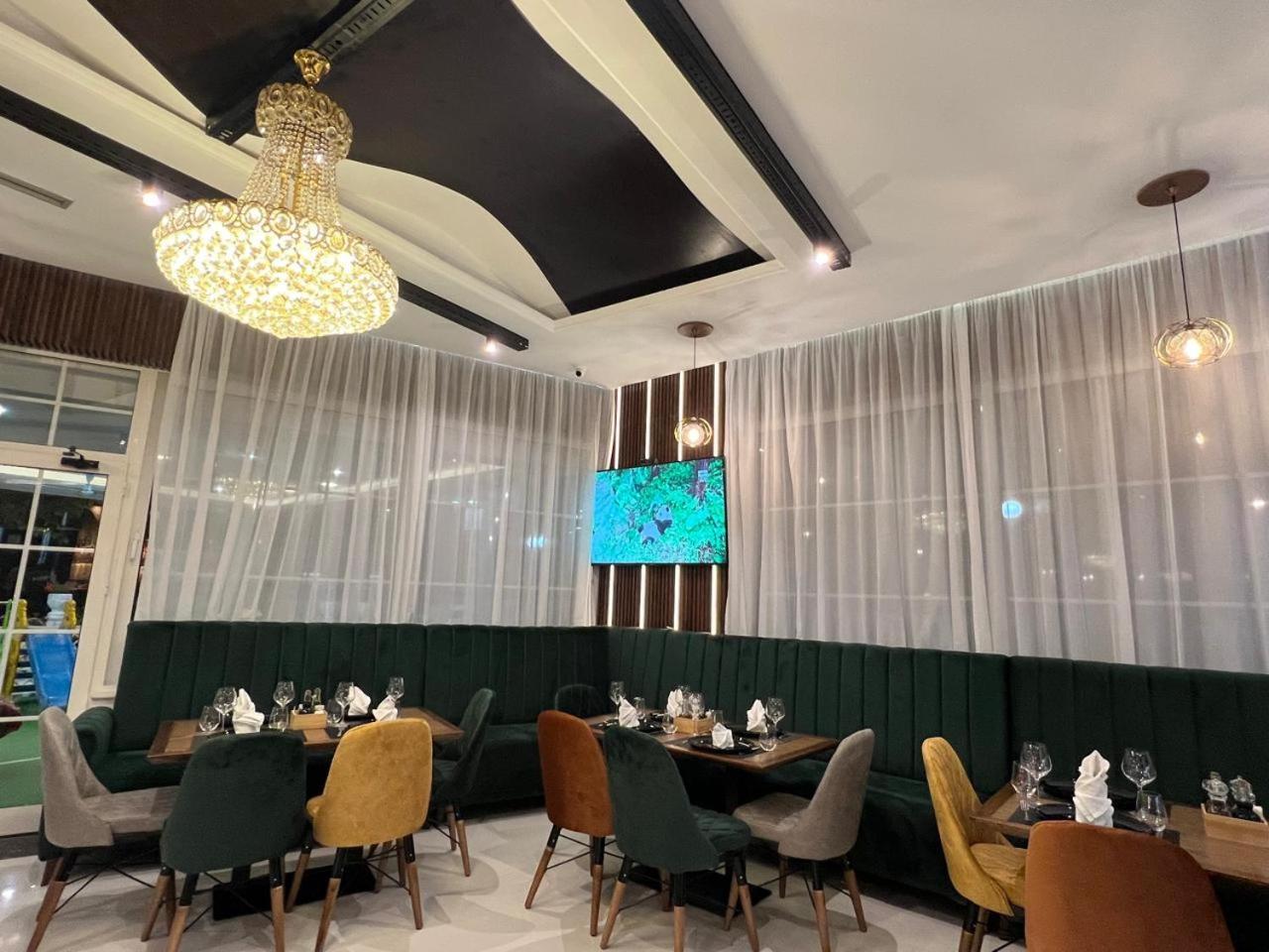 Ujvara Hotel Golem  Ngoại thất bức ảnh