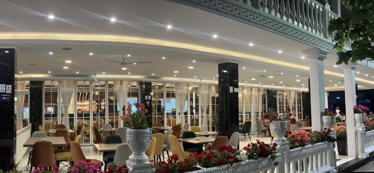 Ujvara Hotel Golem  Ngoại thất bức ảnh